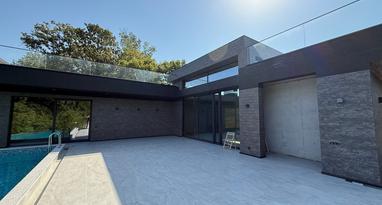 Фото №1. Современная вилла с бассейном infinity